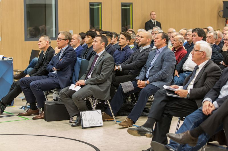 Geschäftsführung und Vertreter der Profimannschaft mit Trainer Huub Stevens