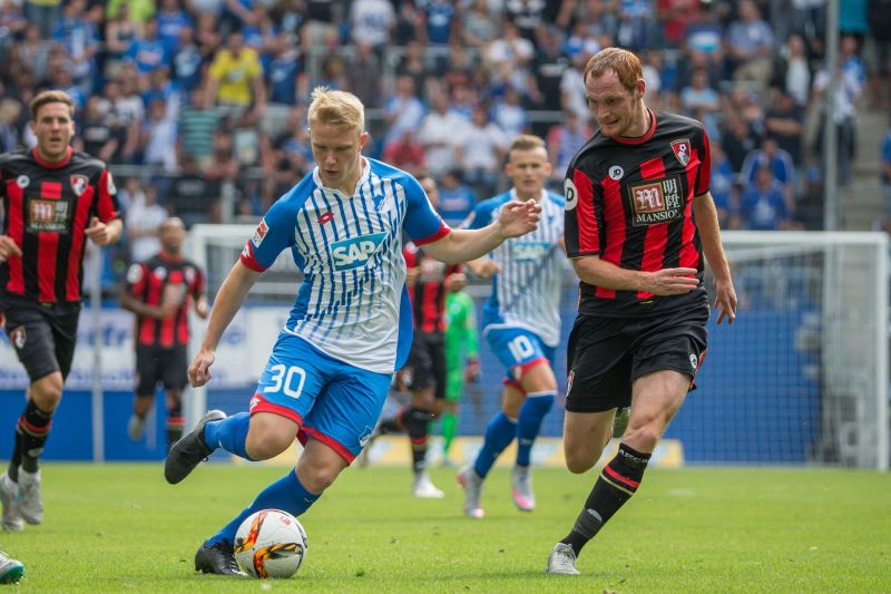 Philipp Ochs (Mitte) mit enger Ballführung und konzentriertem Blick nach vorn