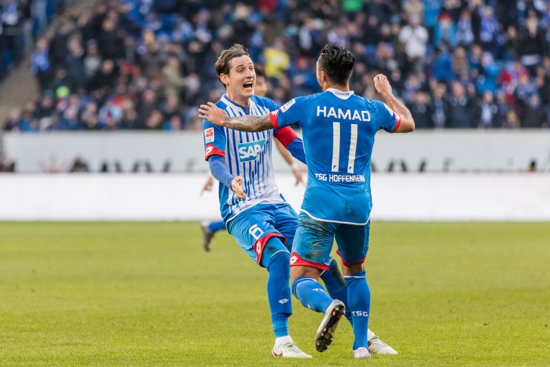 Sebastain Rudy gratuliert Torschütze Jiloan Hamad zu dessem Führungstreffer