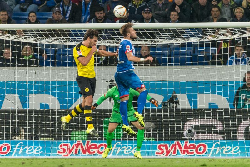 Ermin Bicakcic (re.) klärt per Kopf