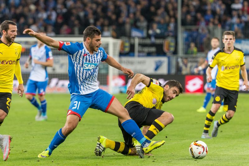 Kevin Volland (li.) im Zweikampf