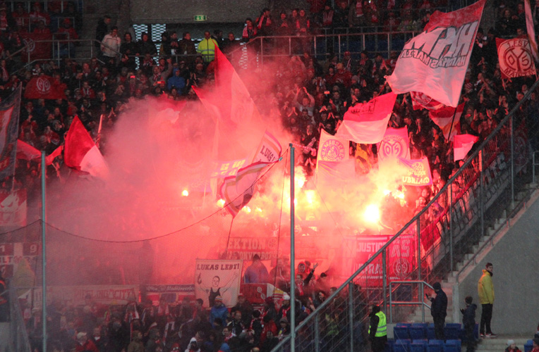 Feurig ging es kurz vor Spielbeginn im Mainzer Block zu