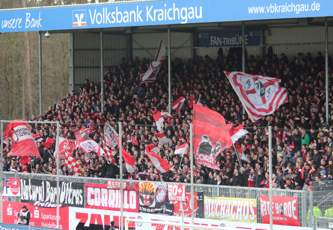 ... und ihrem lautstarken Anhang