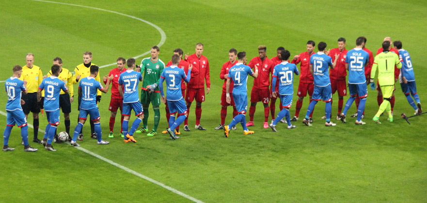 Beide Teams beim Abklatschen kurz vor dem Anpfiff
