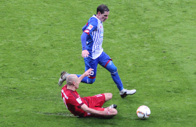 Rudy kann Robben nur mit einem Foulspiel stoppen