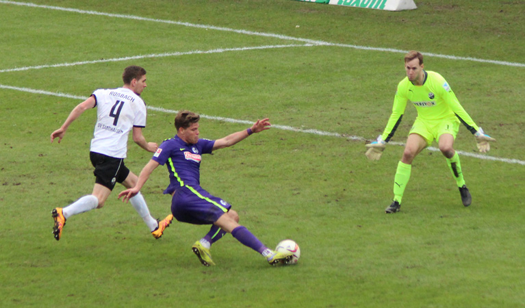 ... zu Fall und erhält dafür ...