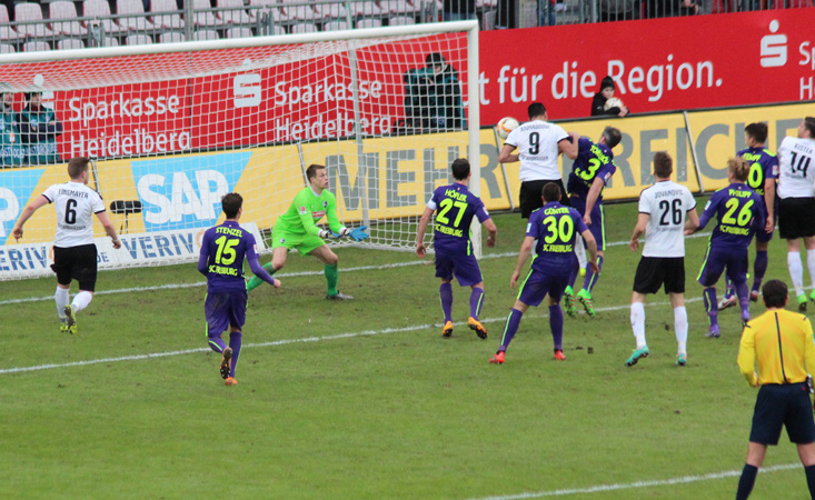 Bouhaddouz köpft aus kurzer Distanz direkt in die Arme des SC-Keppers