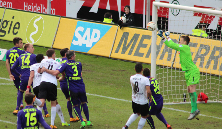 SC-Keeper Schwolow klärt per Faustabwehr