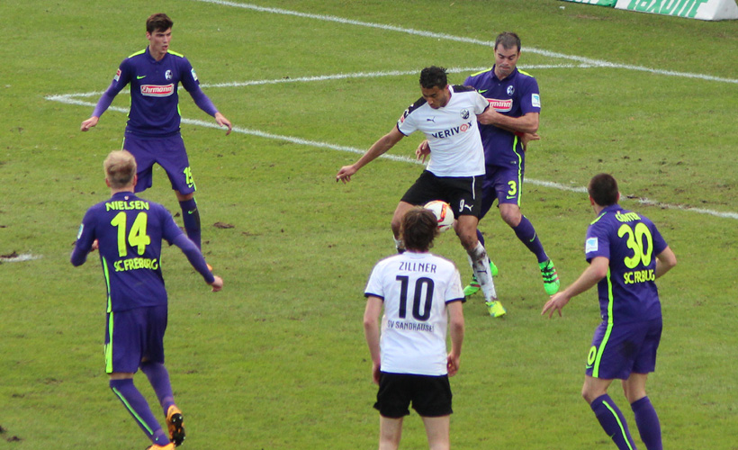 Sandhausens Bouhaddouz wird am Arm gehalten und ...