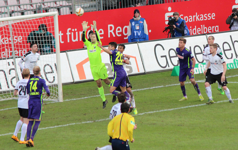 Beide Mannschaften versuchten es meist mit hohen Bällen ...