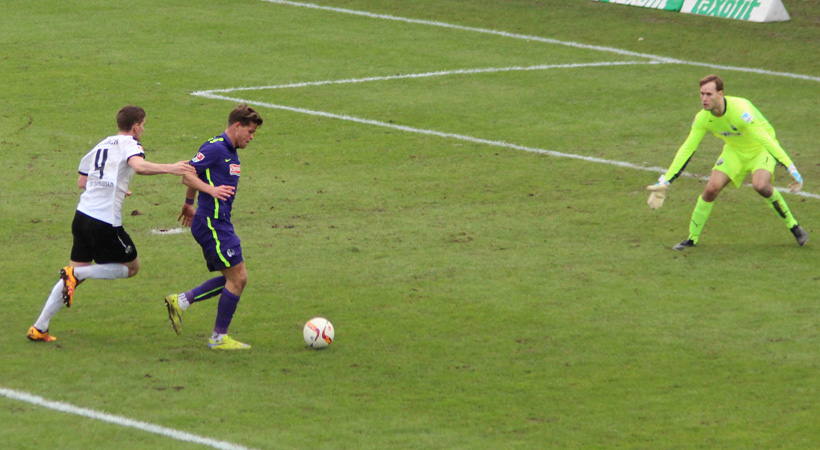 Sandhausens Roßbach (li.) bringt Niederlechner mit einem leichten Zupfer am Arm ...