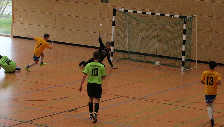 Dominik Schock erzielt einen Treffer für das Team 2