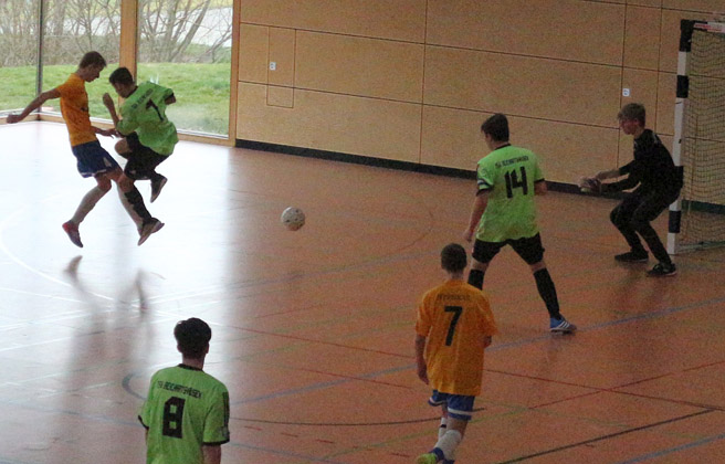 Luca Schinkmann beim Torschuss