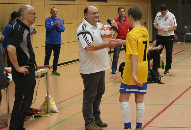 Kreisjugendleiter Bernd Rothmeier gratuliert Rohrbach/S. 2 zum vierten Platz