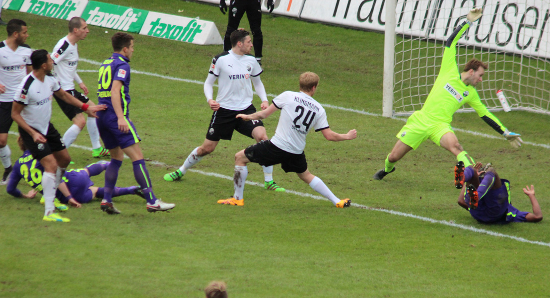 Philipp erzielt das 1:0, Torhüter Knaller ist chancenlos