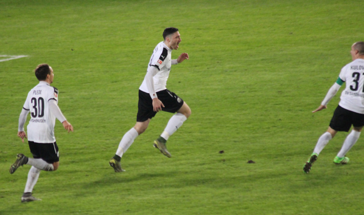 Tim Kister nach seinem Treffer beim Sprint über das gesamte Spielfeld ...