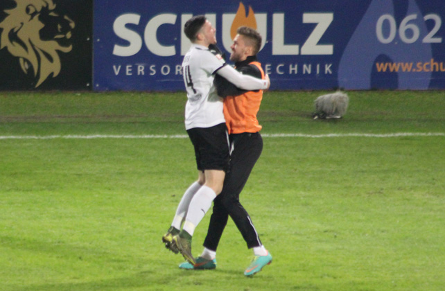 ... zu Ranisav Jovanovic, um sich ein paar Watschen abzuholen