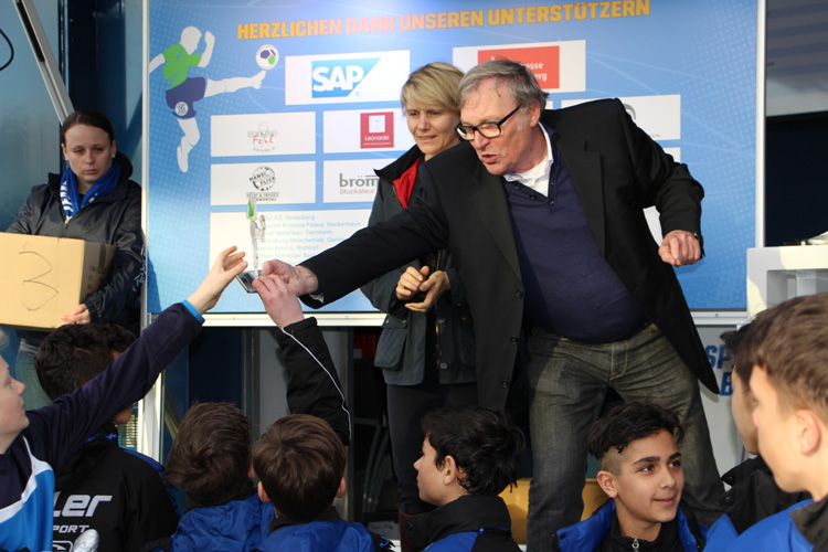 Dietmar Pfähler, 1. Vorsitzender Anpfiff ins Leben e.V., und Christiane Staab, Bürgermeisterin Stadt Walldorf, bei der Siegerehrung