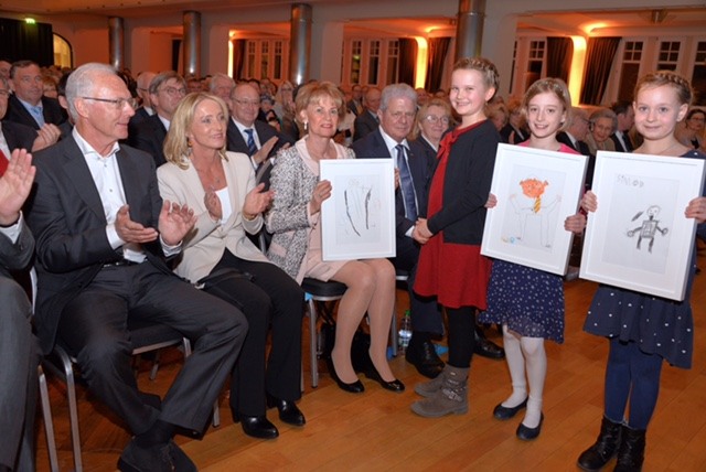 Frau Hopp wird von Kindern beschenkt