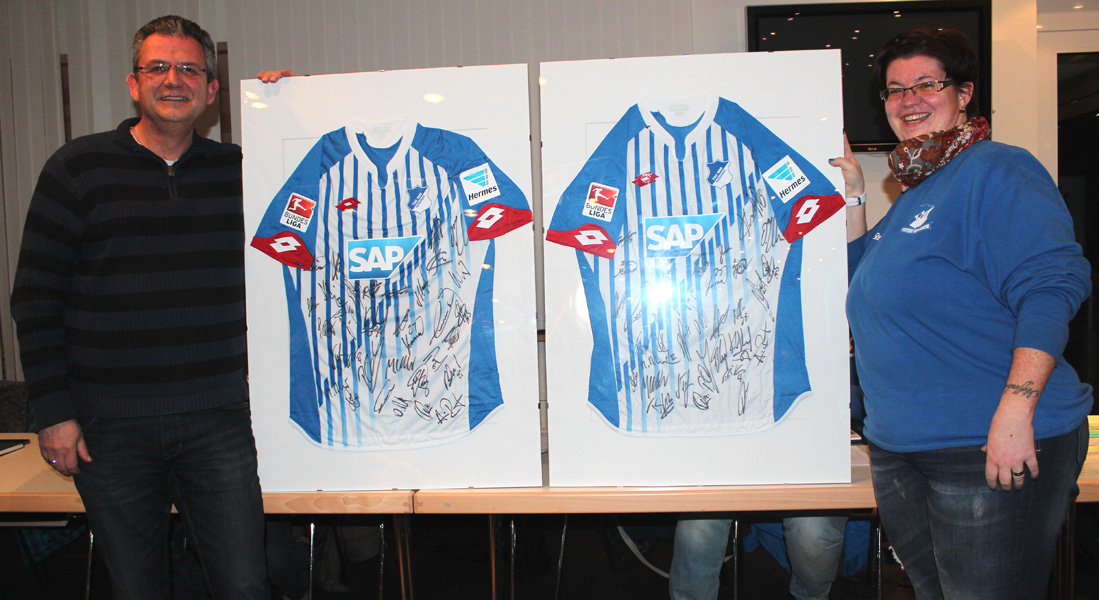 Harry und Steph bekamen zum Abschied signierte TSG-Trikots im Glasrahmen überreicht