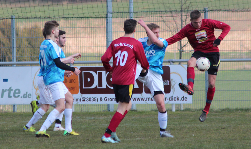 Jonas Willert bringt die Gastgeber aus kurzer Distanz ...