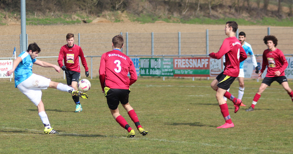 Perfekte Schusshaltung, doch der Ball prallt an der Abwehr der Gastgeber ab