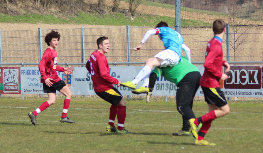 Keeper Lukas Diekmann wird unfair im Strafraum attackiert