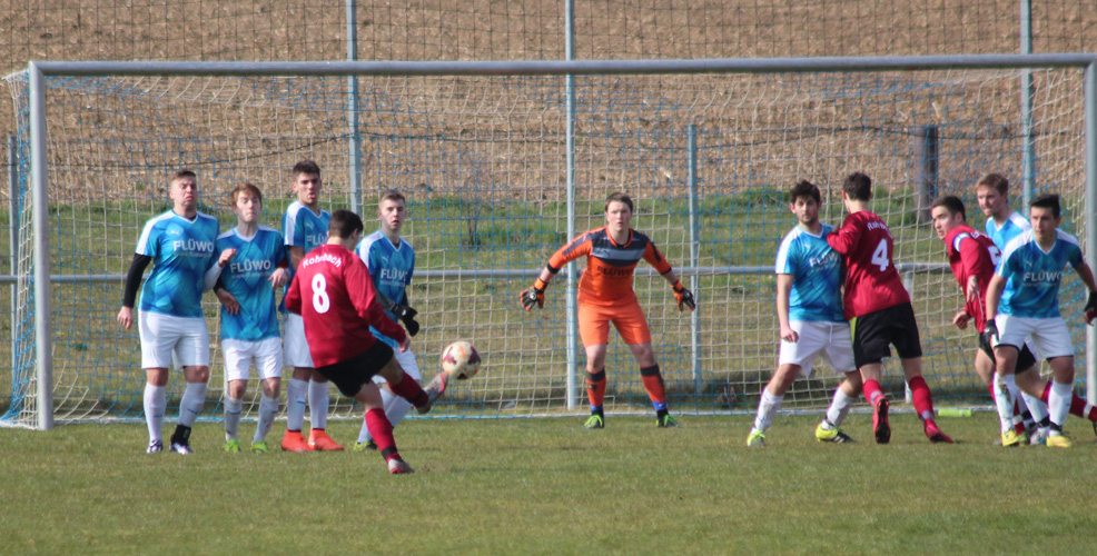 Michael Kramer (Nr. 8) schlenzt einen Freistoß knapp übers Tor