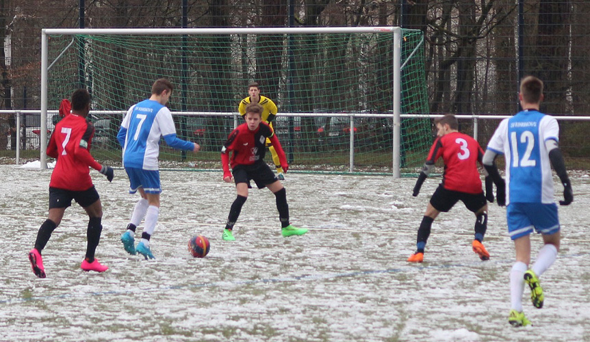 Josia Kuhr (Nr. 7) mit einer Chance für den SVR