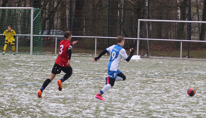 Dominik Schock im Laufduell mit Eppingens Christian Rook