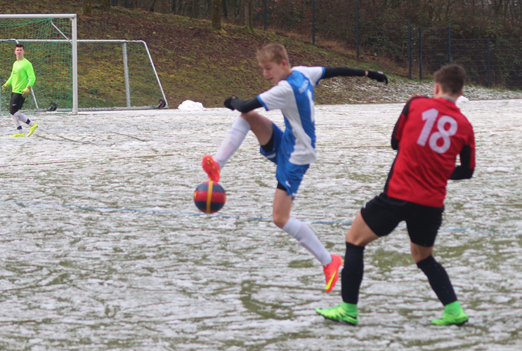 Luca Schinkmann klärt vom VfB-Spieler Florian Lang