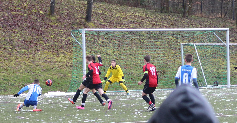 Dennis Bauer (li.) mit einem Torschuss von halblinks