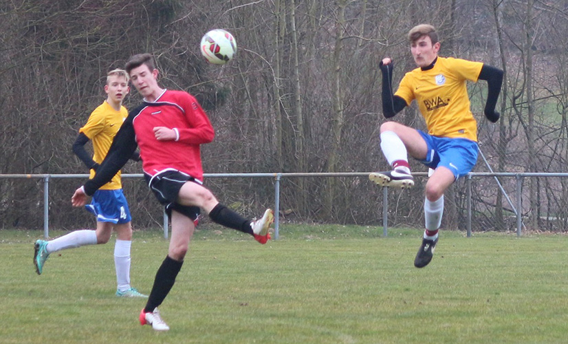 Jannis Weber (re.) im Zweikampf