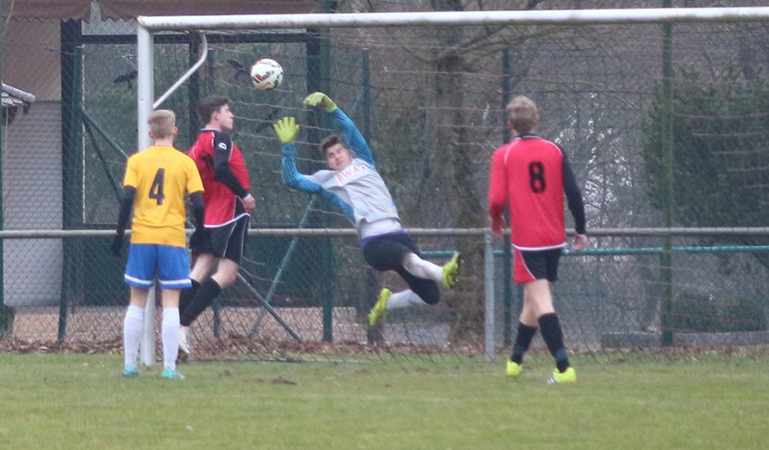 SV-Keeper Marvin Bayer verhindert mit dieser Parade einen Rückstand
