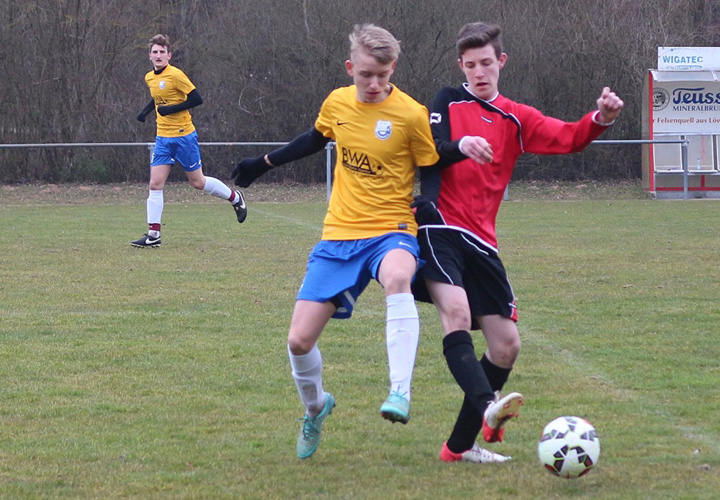 Luca Schinkmann (li.) versucht einen Angriff zu unterbinden