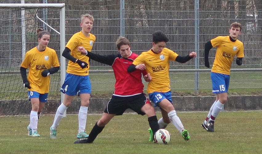 Jan-Gabriel Dewald (2. v.r.) setzt sich in dieser Szene durch