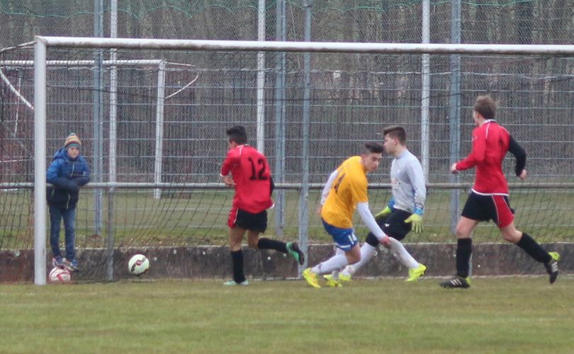 Cristof Baumbusch (Nr. 12) erzielt das 2:0 - die Entscheidung