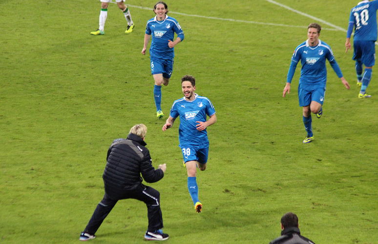 Torschütze Herdling freut sich mit Trainer Markus Gisdol