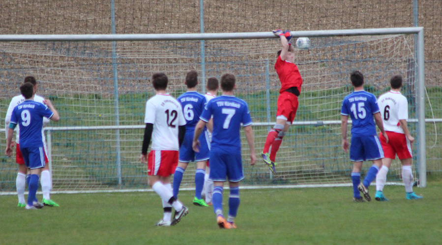 Glück für SV-Keeper Scholl, dass der Freistoß knapp übers Tor ging