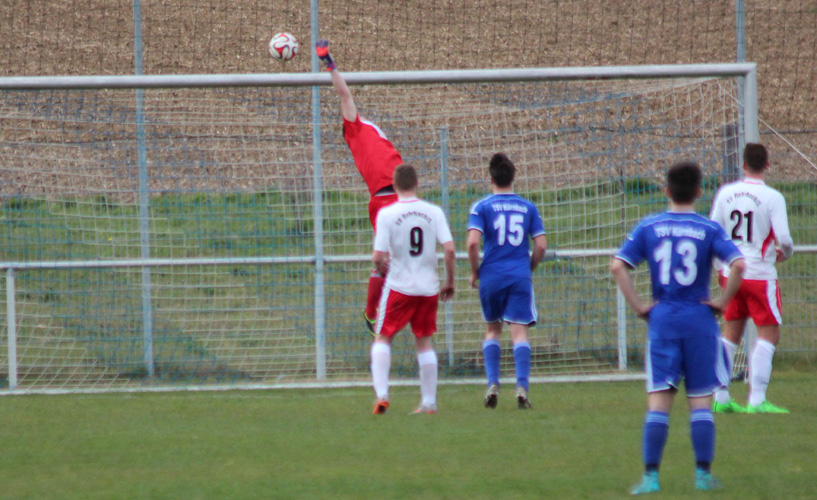 Wieder streicht ein TSV-Freistoß knapp übers Tor