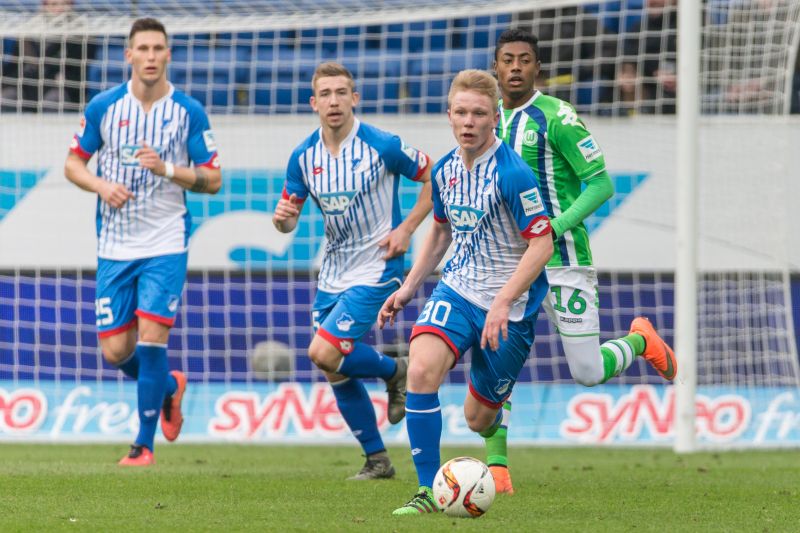 Philipp Ochs am Ball, dahinter Russell Canouse und Niklas Süle (li.)