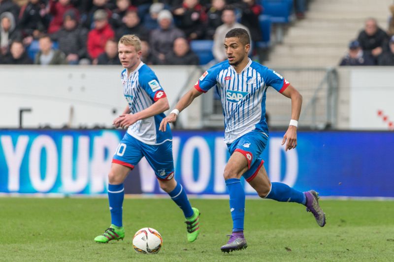 Jeremy Toljan treibt den Ball nach vorn