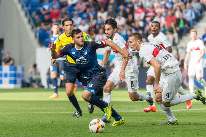 Kevin Volland enteilt seinen VfB-Gegenspielern