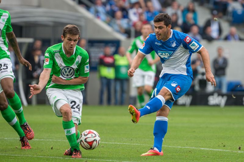 Kevin Volland beim Schuss auf das Wolfsburger Tor
