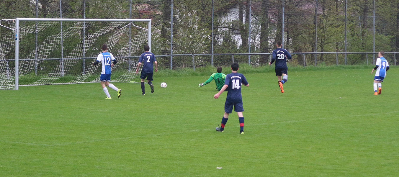 Dominik Schock (re.) schiebt ein zum 2:0 für den SVR