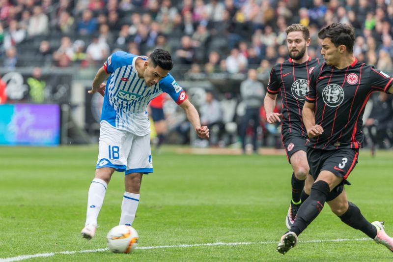 ... und trifft flach ins Ecke zur 1:0 Führung