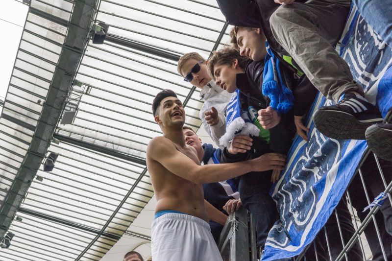 Amiri am Zaun bei den Fans ...