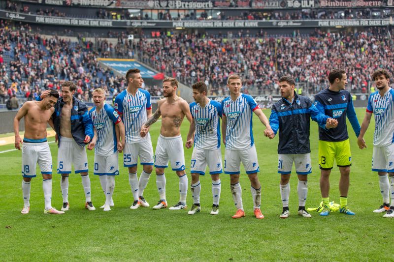 ... während seine Kollegen auf dem Spielfeld feiern