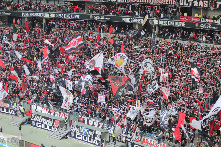 Stimmungsvolle Frankfurter Fankurve