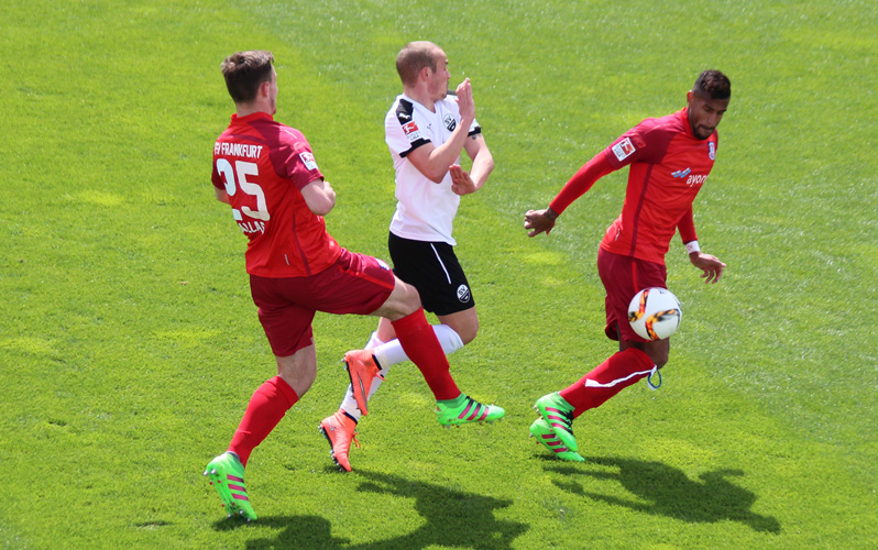 Vollmann wird von zwei Frankfurter in die Zange genommen